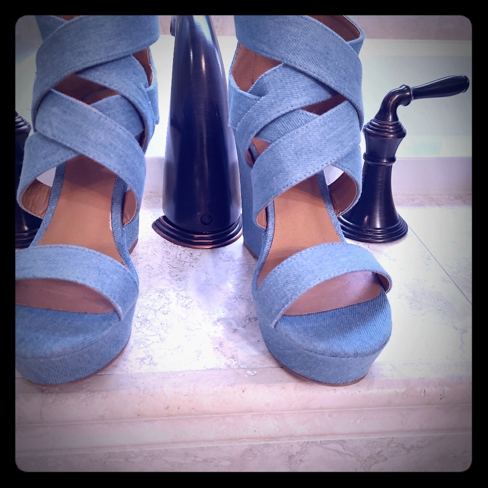 Brand New size 7 wedge heel sandals.